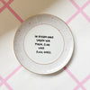 Vintage Wandteller "IN DIESEM HAUS SAGEN WIR MOIN,CIAO UND FUCK NAZIS." – handbemalte Statement-Wanddeko aus Porzellan