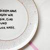 Vintage Wandteller "IN DIESEM HAUS SAGEN WIR MOIN,CIAO UND FUCK NAZIS." – handbemalte Statement-Wanddeko aus Porzellan