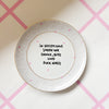 Vintage Wandteller "IN DIESEM HAUS SAGEN WIR DANKE,BITTE UND FUCK NAZIS." – handbemalte Statement-Wanddeko aus Porzellan
