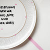 Vintage Wandteller "IN DIESEM HAUS SAGEN WIR DANKE,BITTE UND FUCK NAZIS." – handbemalte Statement-Wanddeko aus Porzellan