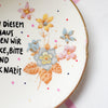 Vintage Wandteller "IN DIESEM HAUS SAGEN WIR DANKE,BITTE UND FUCK NAZIS." – handbemalte Statement-Wanddeko aus Porzellan