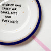 Vintage Wandteller "IN DIESEM HAUS SAGEN WIR DANKE,BITTE UND FUCK NAZIS." – handbemalte Statement-Wanddeko aus Porzellan