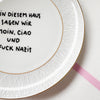 Vintage Wandteller "IN DIESEM HAUS SAGEN WIR MOIN,CIAO UND FUCK NAZIS." – handbemalte Statement-Wanddeko aus Porzellan