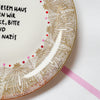 Vintage Wandteller "IN DIESEM HAUS SAGEN WIR DANKE,BITTE UND FUCK NAZIS." – handbemalte Statement-Wanddeko aus Porzellan