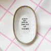 Vintage Wandteller "IN DIESEM HAUS SAGEN WIR DANKE,BITTE UND FUCK NAZIS." – handbemalte Statement-Wanddeko aus Porzellan