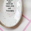Vintage Wandteller "IN DIESEM HAUS SAGEN WIR DANKE,BITTE UND FUCK NAZIS." – handbemalte Statement-Wanddeko aus Porzellan