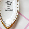 Vintage Wandteller "IN DIESEM HAUS SAGEN WIR DANKE,BITTE UND FUCK NAZIS." – handbemalte Statement-Wanddeko aus Porzellan