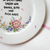 Vintage Wandteller "IN DIESEM HAUS SAGEN WIR DANKE,BITTE UND FUCK NAZIS." – handbemalte Statement-Wanddeko aus Porzellan
