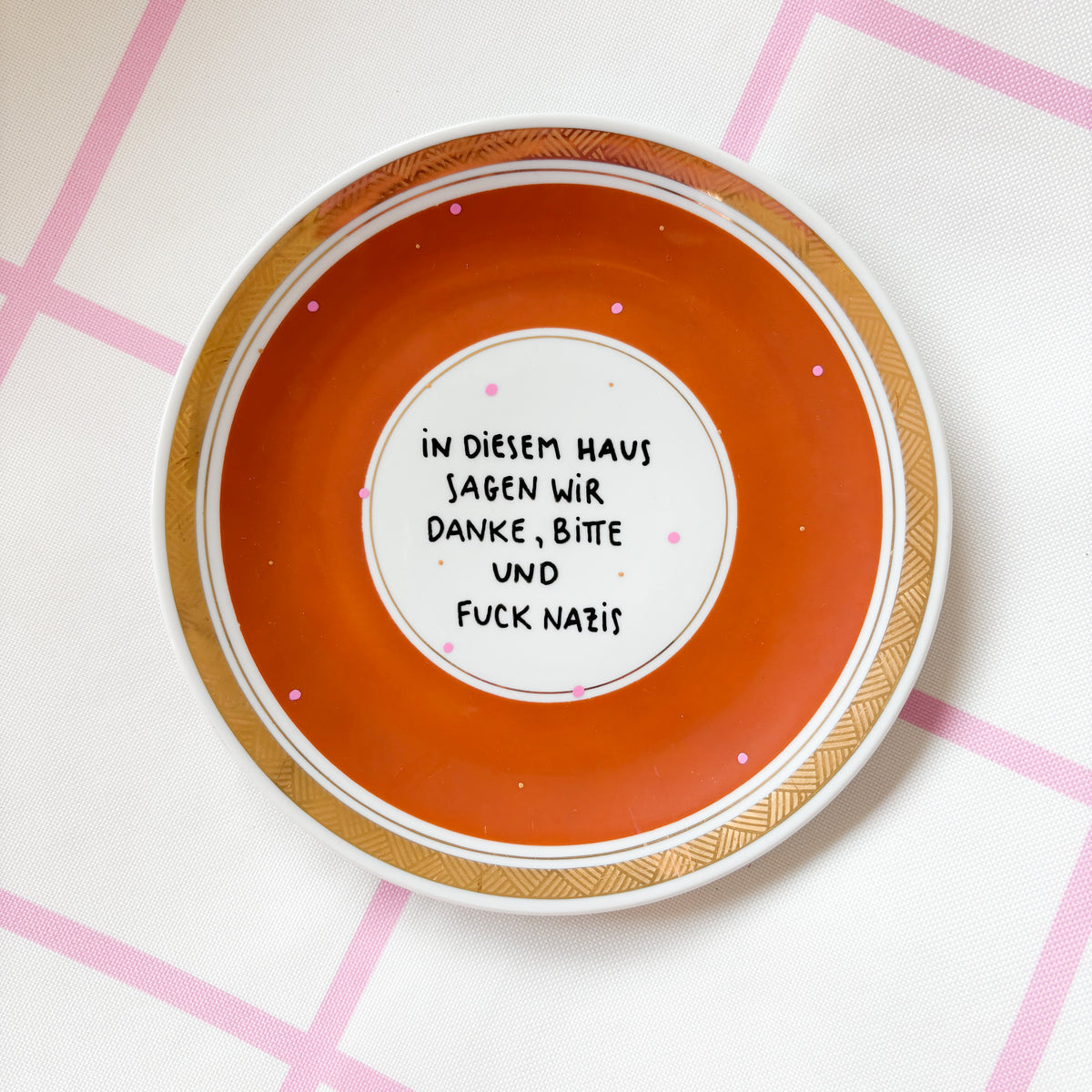 Vintage Wandteller "IN DIESEM HAUS SAGEN WIR DANKE,BITTE UND FUCK NAZIS." – handbemalte Statement-Wanddeko aus Porzellan