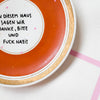 Vintage Wandteller "IN DIESEM HAUS SAGEN WIR DANKE,BITTE UND FUCK NAZIS." – handbemalte Statement-Wanddeko aus Porzellan