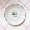 Vintage Wandteller "IN DIESEM HAUS SAGEN WIR DANKE,BITTE UND FUCK NAZIS." – handbemalte Statement-Wanddeko aus Porzellan