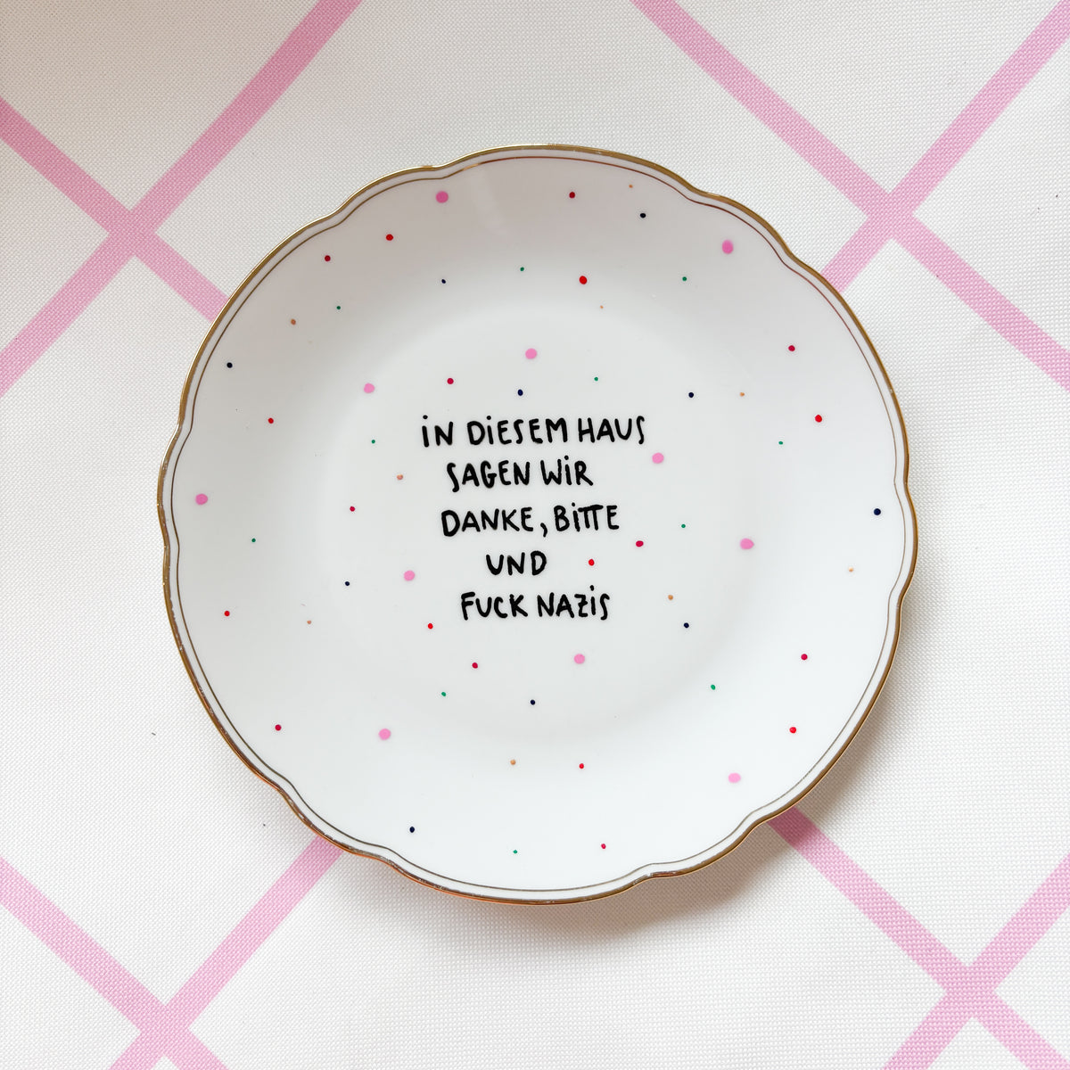 Vintage Wandteller "IN DIESEM HAUS SAGEN WIR DANKE,BITTE UND FUCK NAZIS." – handbemalte Statement-Wanddeko aus Porzellan