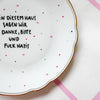 Vintage Wandteller "IN DIESEM HAUS SAGEN WIR DANKE,BITTE UND FUCK NAZIS." – handbemalte Statement-Wanddeko aus Porzellan