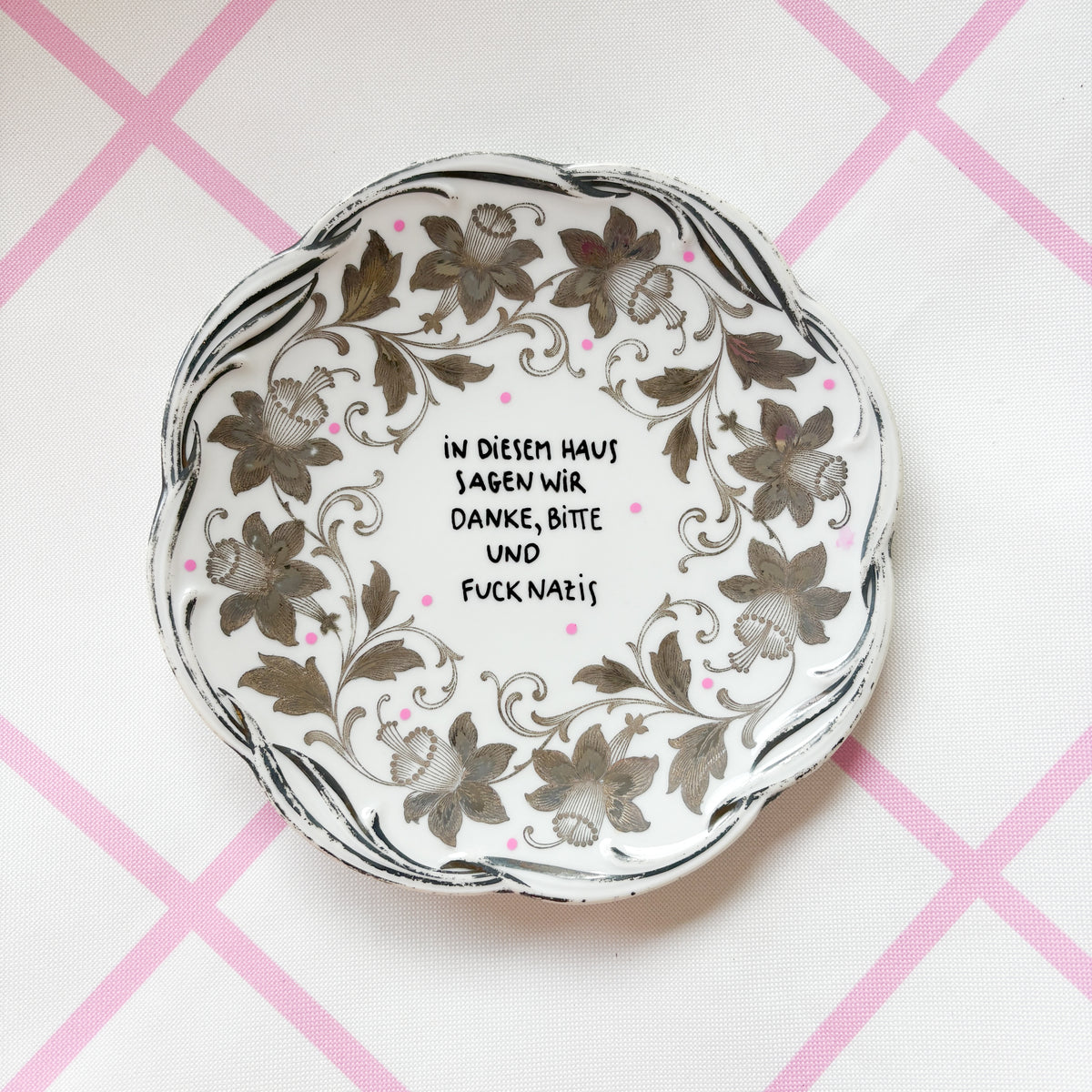 Vintage Wandteller "IN DIESEM HAUS SAGEN WIR DANKE,BITTE UND FUCK NAZIS." – handbemalte Statement-Wanddeko aus Porzellan