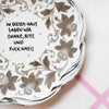 Vintage Wandteller "IN DIESEM HAUS SAGEN WIR DANKE,BITTE UND FUCK NAZIS." – handbemalte Statement-Wanddeko aus Porzellan