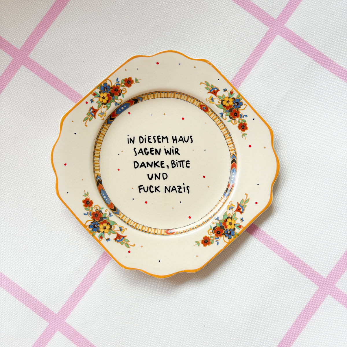 Vintage Wandteller "IN DIESEM HAUS SAGEN WIR DANKE,BITTE UND FUCK NAZIS." – handbemalte Statement-Wanddeko aus Porzellan