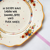 Vintage Wandteller "IN DIESEM HAUS SAGEN WIR DANKE,BITTE UND FUCK NAZIS." – handbemalte Statement-Wanddeko aus Porzellan