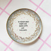 Vintage Wandteller "IN DIESEM HAUS SAGEN WIR DANKE,BITTE UND FUCK NAZIS." – handbemalte Statement-Wanddeko aus Porzellan