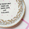 Vintage Wandteller "IN DIESEM HAUS SAGEN WIR DANKE,BITTE UND FUCK NAZIS." – handbemalte Statement-Wanddeko aus Porzellan