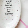 Vintage Wandteller "IN DIESEM HAUS SAGEN WIR DANKE,BITTE UND FUCK NAZIS." – handbemalte Statement-Wanddeko aus Porzellan