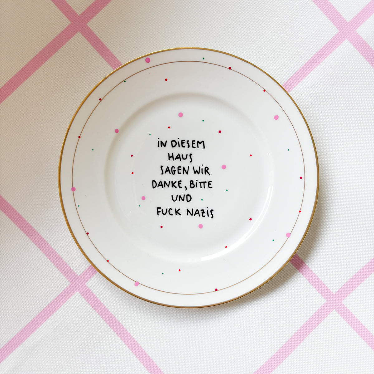 Vintage Wandteller "IN DIESEM HAUS SAGEN WIR DANKE,BITTE UND FUCK NAZIS." – handbemalte Statement-Wanddeko aus Porzellan
