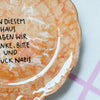 Vintage Wandteller "IN DIESEM HAUS SAGEN WIR DANKE,BITTE UND FUCK NAZIS." – handbemalte Statement-Wanddeko aus Porzellan