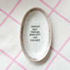 Vintage Wandteller "IN DIESEM HAUS SAGEN WIR DANKE,BITTE UND FUCK NAZIS." – handbemalte Statement-Wanddeko aus Porzellan