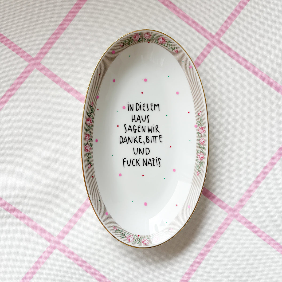 Vintage Wandteller "IN DIESEM HAUS SAGEN WIR DANKE,BITTE UND FUCK NAZIS." – handbemalte Statement-Wanddeko aus Porzellan