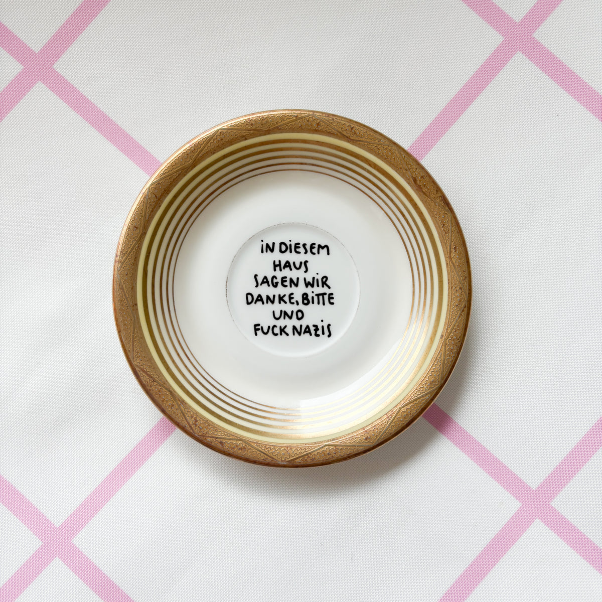 Vintage Wandteller "IN DIESEM HAUS SAGEN WIR DANKE,BITTE UND FUCK NAZIS." – handbemalte Statement-Wanddeko aus Porzellan
