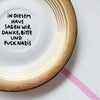 Vintage Wandteller "IN DIESEM HAUS SAGEN WIR DANKE,BITTE UND FUCK NAZIS." – handbemalte Statement-Wanddeko aus Porzellan