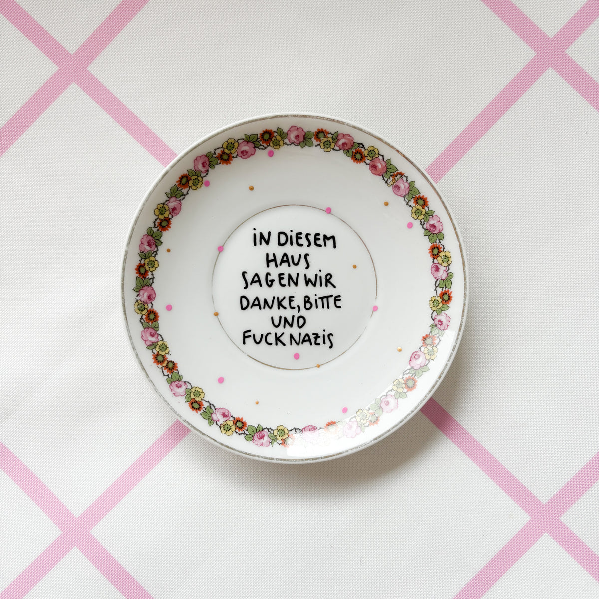 Vintage Wandteller "IN DIESEM HAUS SAGEN WIR DANKE,BITTE UND FUCK NAZIS." – handbemalte Statement-Wanddeko aus Porzellan