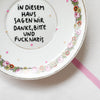 Vintage Wandteller "IN DIESEM HAUS SAGEN WIR DANKE,BITTE UND FUCK NAZIS." – handbemalte Statement-Wanddeko aus Porzellan