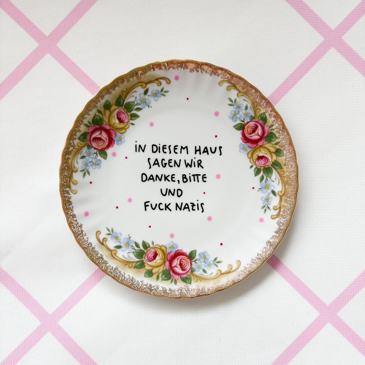 Vintage Wandteller "IN DIESEM HAUS SAGEN WIR DANKE,BITTE UND FUCK NAZIS." – handbemalte Statement-Wanddeko aus Porzellan