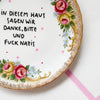 Vintage Wandteller "IN DIESEM HAUS SAGEN WIR DANKE,BITTE UND FUCK NAZIS." – handbemalte Statement-Wanddeko aus Porzellan