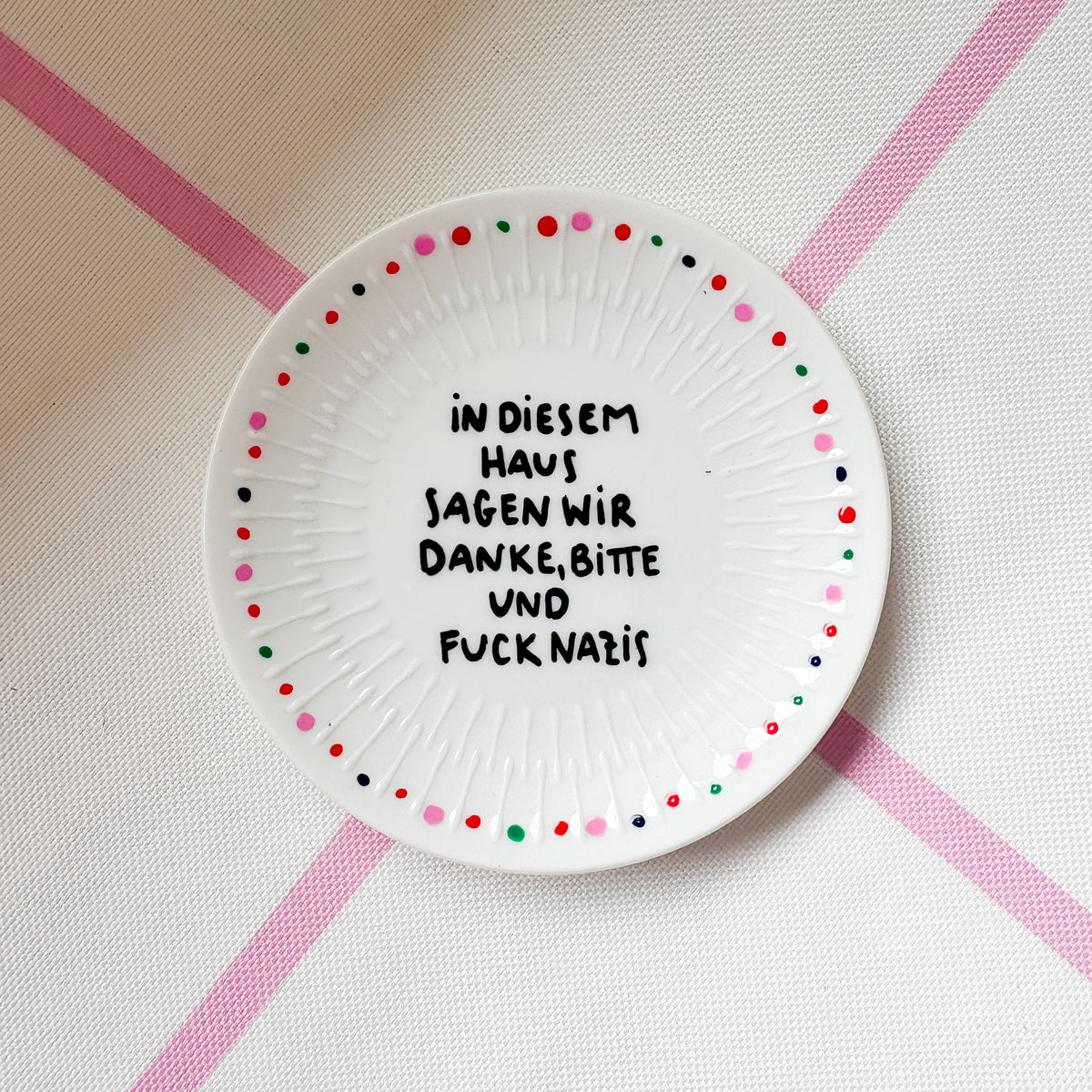 Vintage Wandteller "IN DIESEM HAUS SAGEN WIR DANKE,BITTE UND FUCK NAZIS." – handbemalte Statement-Wanddeko aus Porzellan