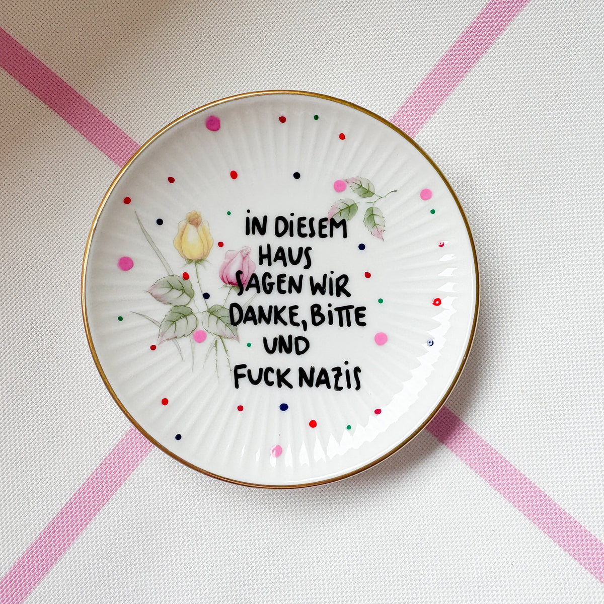 Vintage Wandteller "IN DIESEM HAUS SAGEN WIR DANKE,BITTE UND FUCK NAZIS." – handbemalte Statement-Wanddeko aus Porzellan