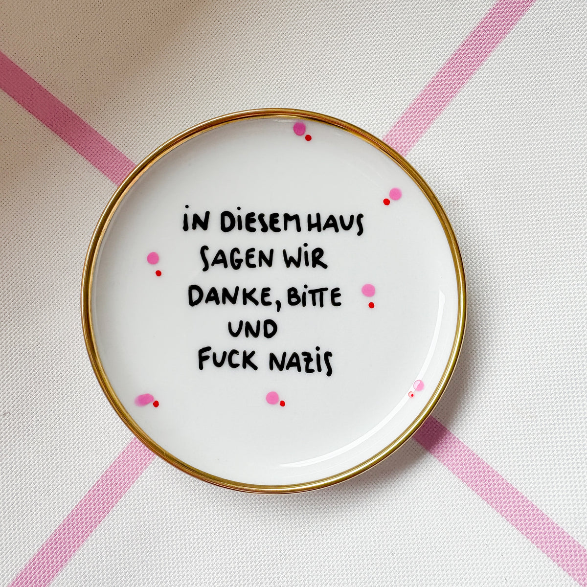 Vintage Wandteller "IN DIESEM HAUS SAGEN WIR DANKE,BITTE UND FUCK NAZIS." – handbemalte Statement-Wanddeko aus Porzellan