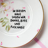 Vintage Wandteller "IN DIESEM HAUS SAGEN WIR DANKE,BITTE UND FUCK NAZIS." – handbemalte Statement-Wanddeko aus Porzellan