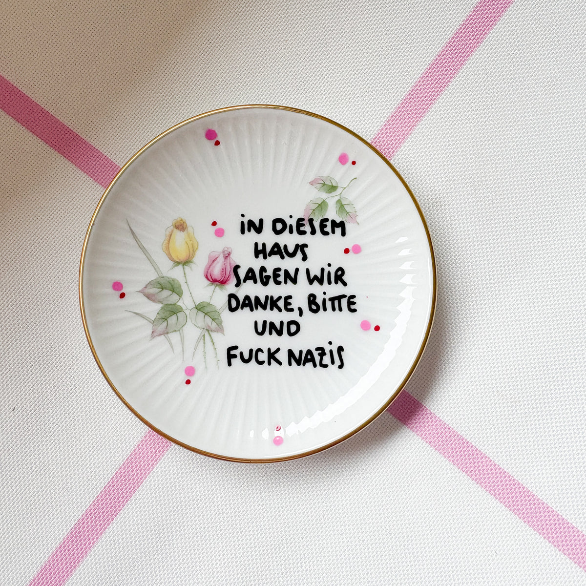 Vintage Wandteller "IN DIESEM HAUS SAGEN WIR DANKE,BITTE UND FUCK NAZIS." – handbemalte Statement-Wanddeko aus Porzellan
