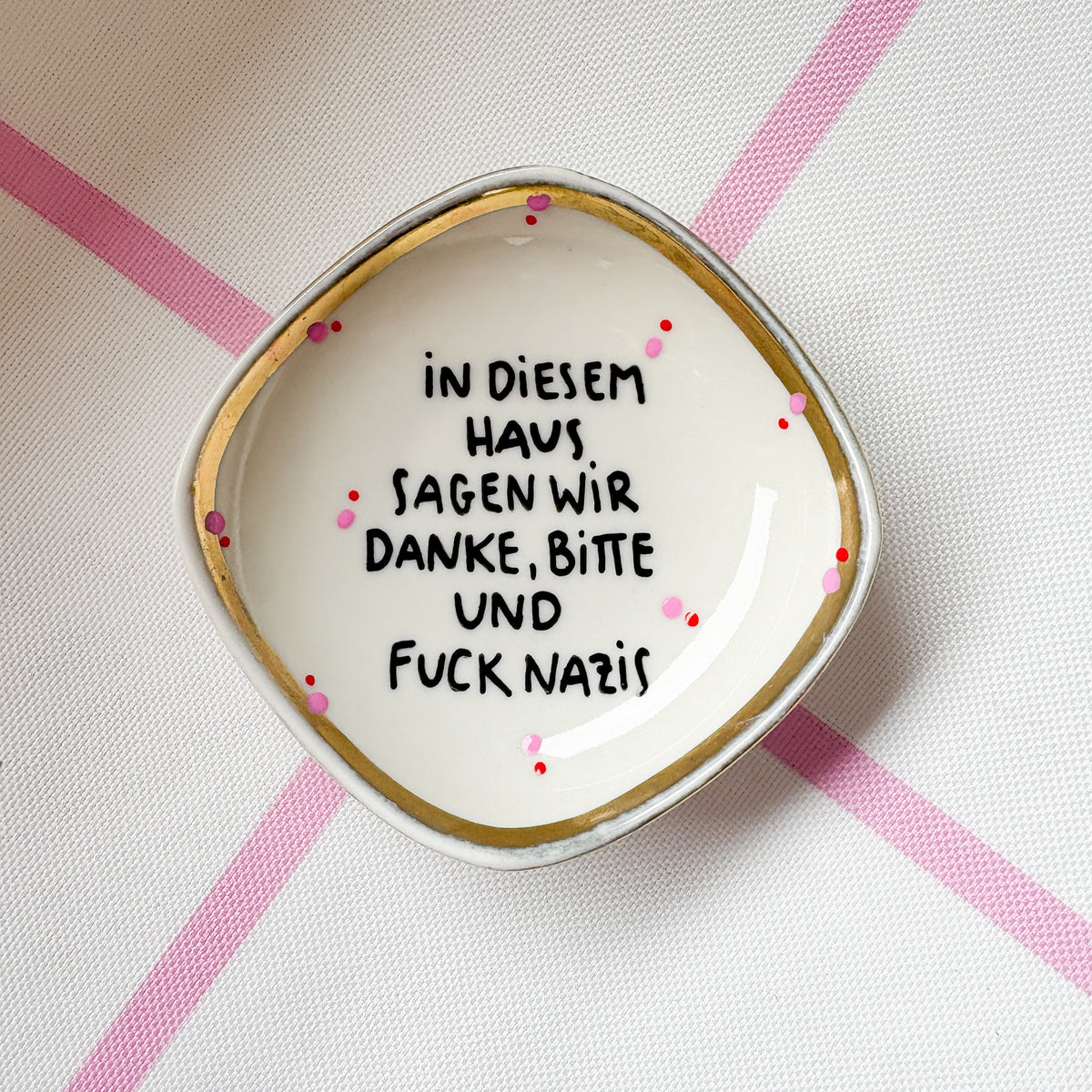 Vintage Wandteller "IN DIESEM HAUS SAGEN WIR DANKE,BITTE UND FUCK NAZIS." – handbemalte Statement-Wanddeko aus Porzellan