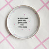 Vintage Wandteller "IN DIESEM HAUS SAGEN WIR DANKE,BITTE UND FUCK NAZIS." – handbemalte Statement-Wanddeko aus Porzellan