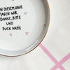 Vintage Wandteller "IN DIESEM HAUS SAGEN WIR DANKE,BITTE UND FUCK NAZIS." – handbemalte Statement-Wanddeko aus Porzellan