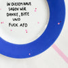Vintage Wandteller "IN DIESEM HAUS SAGEN WIR DANKE,BITTE UND FUCK AFD." – handbemalte Statement-Wanddeko aus Porzellan