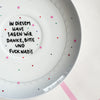 Vintage Wandteller "IN DIESEM HAUS SAGEN WIR DANKE,BITTE UND FUCK NAZIS." – handbemalte Statement-Wanddeko aus Porzellan