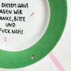 Vintage Wandteller "IN DIESEM HAUS SAGEN WIR DANKE,BITTE UND FUCK NAZIS." – handbemalte Statement-Wanddeko aus Porzellan