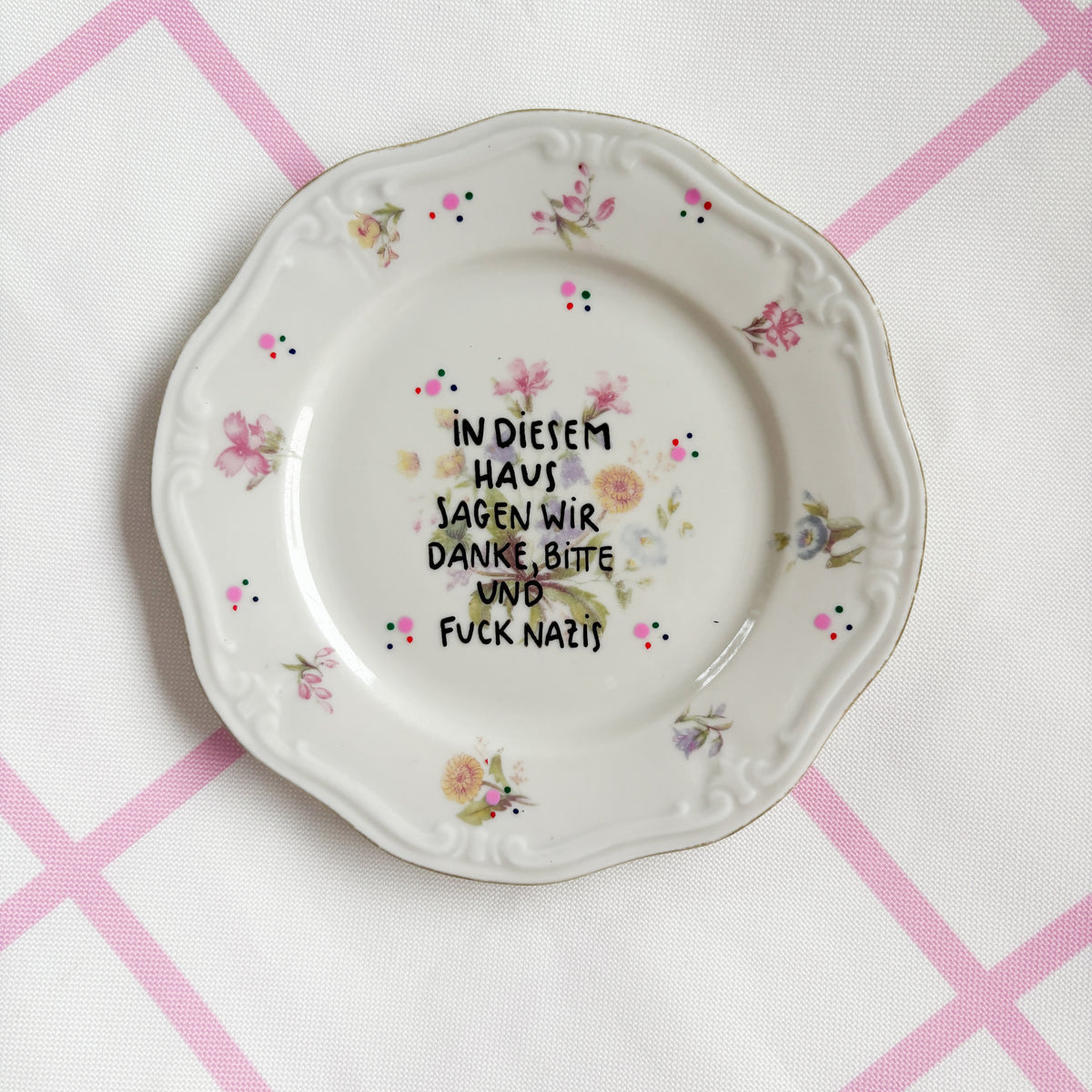 Vintage Wandteller "IN DIESEM HAUS SAGEN WIR DANKE,BITTE UND FUCK NAZIS." – handbemalte Statement-Wanddeko aus Porzellan