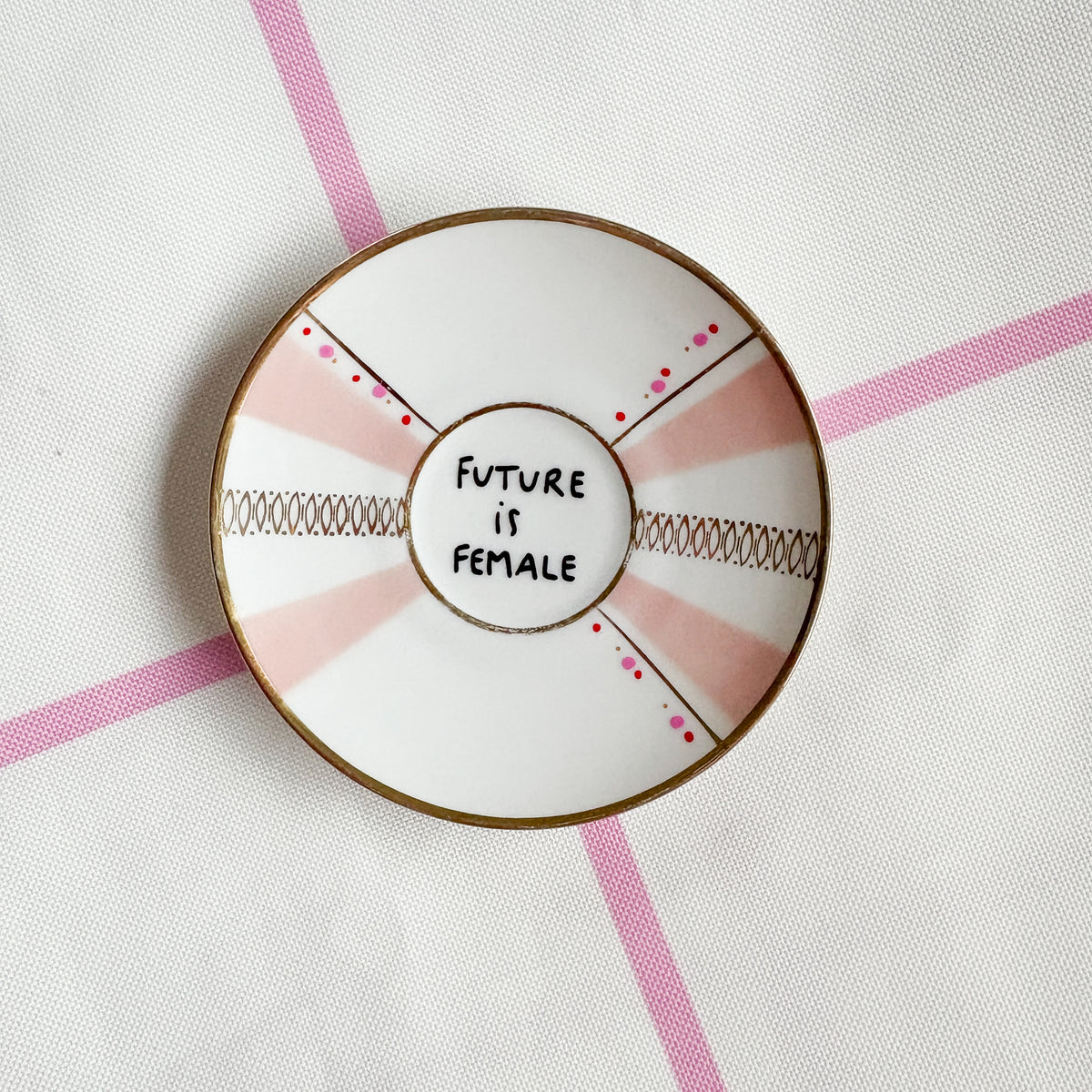 Vintage Wandteller "FUTURE IS FEMALE" – handbemalte Statement-Wanddeko aus Porzellan