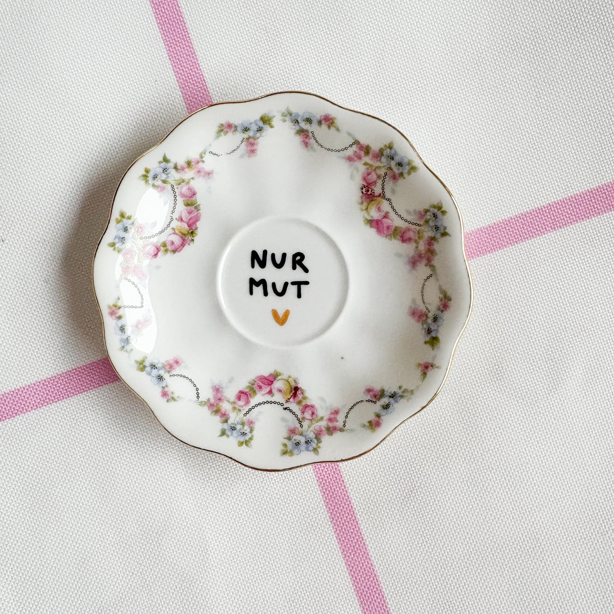 Vintage Wandteller "NUR MUT" – handbemalte Statement-Wanddeko aus Porzellan