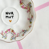 Vintage Wandteller "NUR MUT" – handbemalte Statement-Wanddeko aus Porzellan