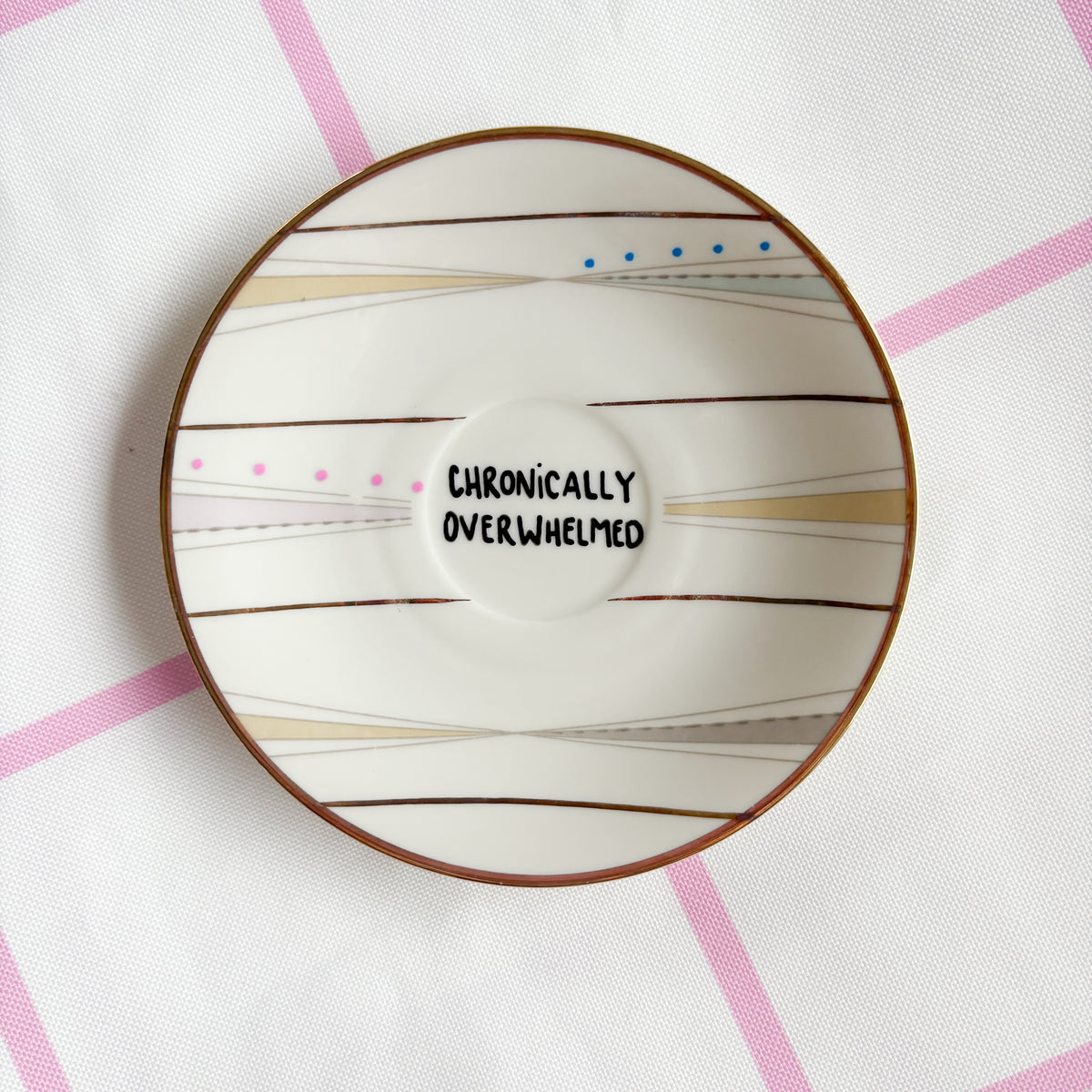 Vintage Wandteller "CHRONICALLY OVERWHELMED" – handbemalte Statement-Wanddeko aus Porzellan